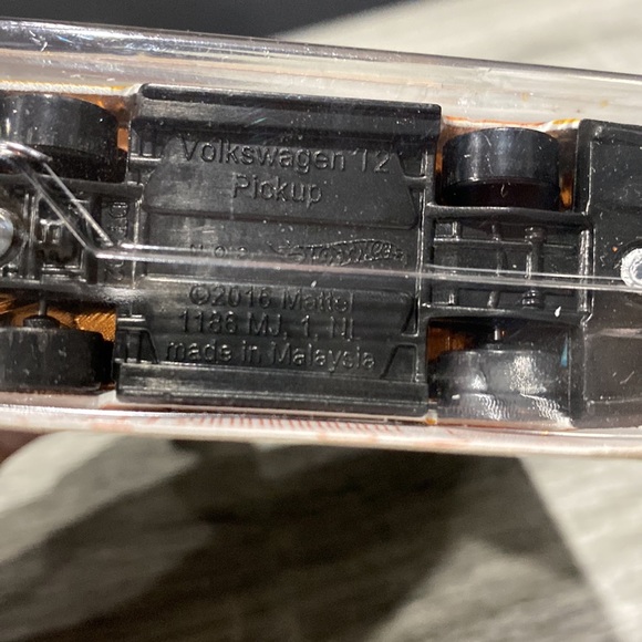 Hot Wheels | 52nd Anniversary #6/6: Volkswagen T2 Pickup - 1:64 Scale Die Cast - Picture 9 of 11